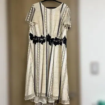 로즈 티아라 아이보리 및 블랙 스트라이프 반팔 원피스