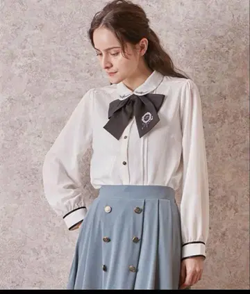 엑시즈팜 로즈 카메오 자수 리본 블라우스 M