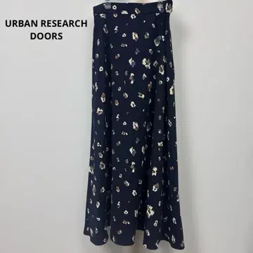 URBAN RESEARCH DOORS / 꽃무늬 스커트 네이비 컬러