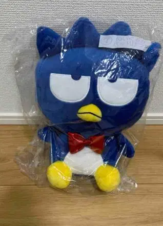 파란 리본이 달린 봉제 인형