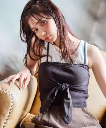 완판 색상 코코딜 택 포함 새상품 리본 디테일 니트 뷔스티에 25AW