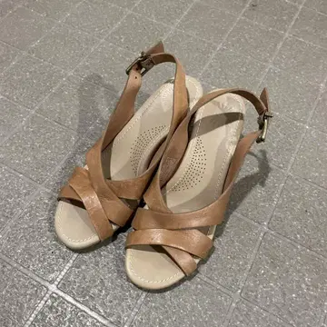 베이지 크로스 스트랩 가죽 샌들