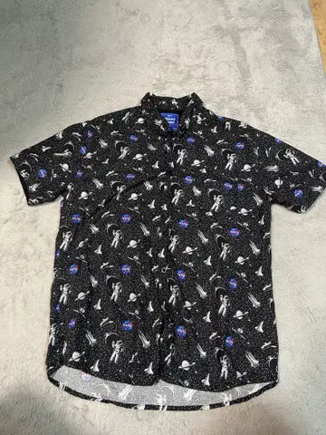 우주 덕후 필수템! Massive Apparel NASA 로고 반팔 셔츠