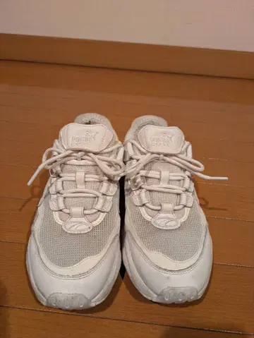 PUMA 화이트 메쉬 에어쿠션 스니커즈 / 25cm