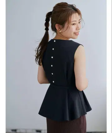 코히나 백 버튼 축구 페플럼 블라우스 [작은 키 작은 체구 여성]