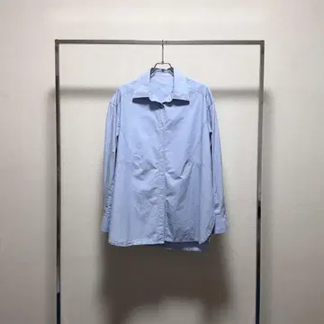 우울한 도쿄 파란 셔츠