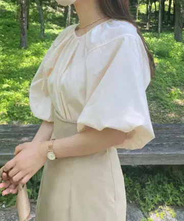 JUNOAH 주노아 퍼프 슬리브 개더 블라우스 크림 M 완판템