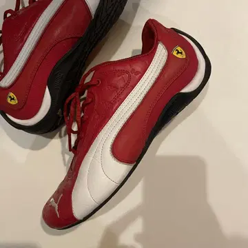 Puma Ferrari 콜라보 스니커즈 레드