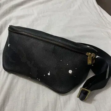 미사용급 쟈티반티 블랙 가죽 사선 가방 바디백 카모플라쥬