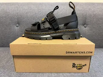 Dr. Martens Pearson 멀티 스트랩 샌들