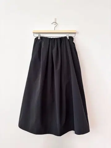 투모로우랜드 Ballsey 스트레치 타프타 랜덤 턱 스커트