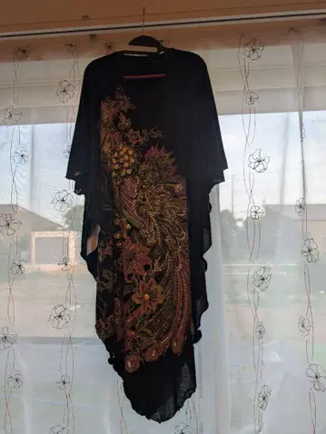 공작 자수 블랙 원피스