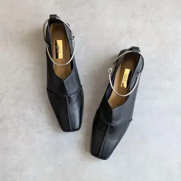 LE TALON GRISE 가죽 스퀘어 아크로스 심 앵클 플랫