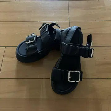 블랙 백 스트랩 샌들