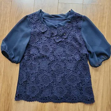 TO BE CHIC 네이비 꽃무늬 레이스 반팔 상의