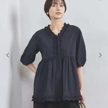 [새상품] 턱 프릴 V넥 하프 슬리브 블라우스