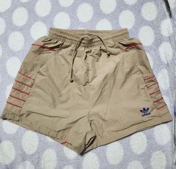 아디다스 오리지널스 베이지 라지 로고 숏 팬츠