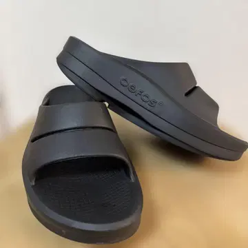 Oofos OOMEGA 블랙 샌들 통굽 슬릿
