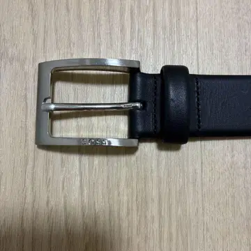 BOSS 블랙 가죽 벨트 심플한 디자인