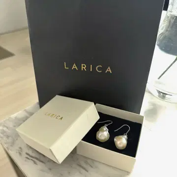 LARICA 진주 드롭형 귀걸이 S클래스 (파우치 포함)
