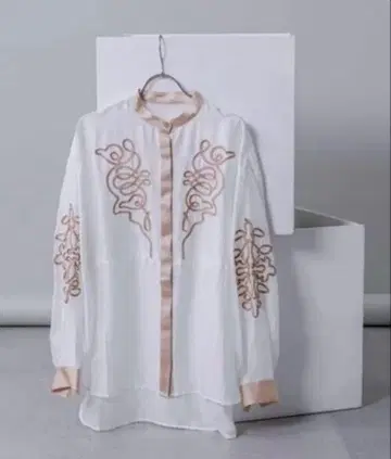 코드 자수 블라우스 로즈 버드 새상품 코드 자수 블라우스 블라우스