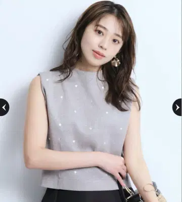 JUSGLITTY 도트 자수 크롭 니트