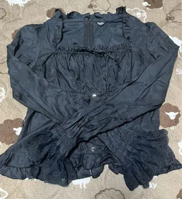 sheglit 스퀘어 넥 블라우스 블랙