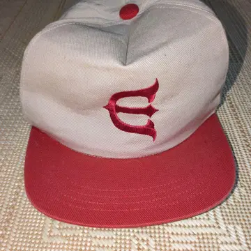 Evisen 베이지 레드 스냅백 캡