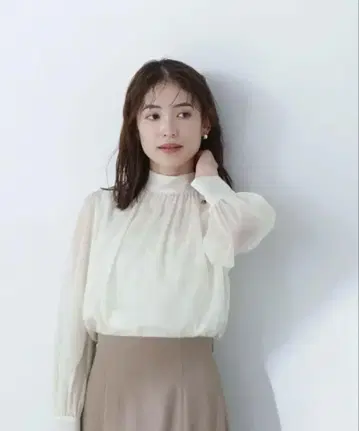 하이넥 볼륨 시어 블라우스 오프 블라우스 내추럴 뷰티