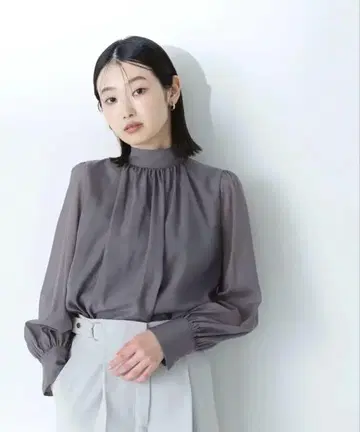 하이넥 볼륨 시어 블라우스 차콜 블라우스 내추럴뷰티