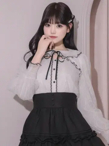 pium 프릴 칼라 레이스 케이프 블라우스 화이트