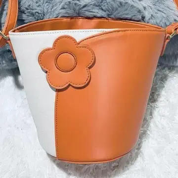 [ MARY QUANT ] 투톤 컬러 데이지 숄더 버킷 오렌지