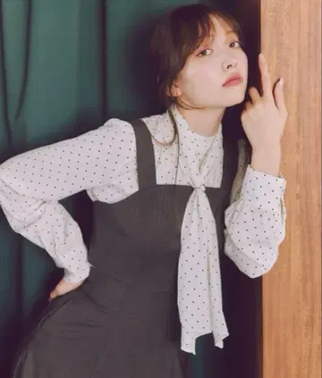 도트 무늬 긴팔 블라우스 보타이 반지 장식