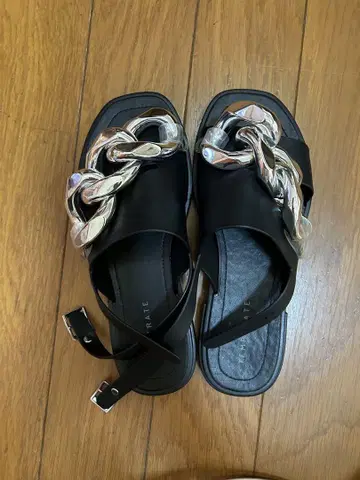 TEMPERATE 블랙 플랫 샌들