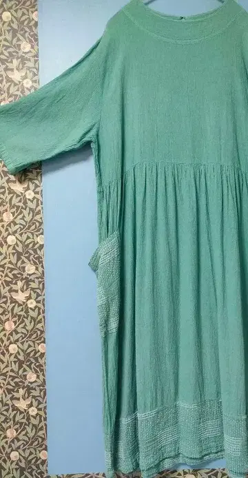 민트 그린 포켓 부착 원피스 사시코풍 자수 텍스타일
