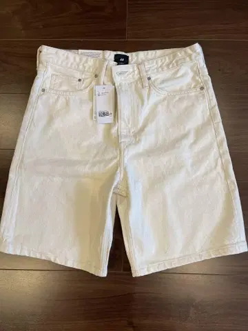 H&M 릴랙스 핏 화이트 숏 팬츠 W32