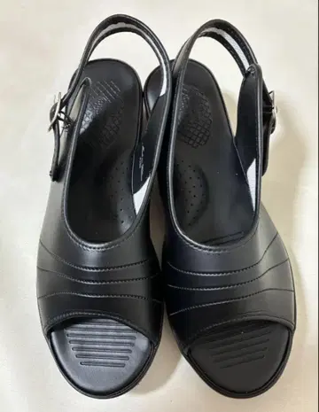 블랙 오픈토 샌들
