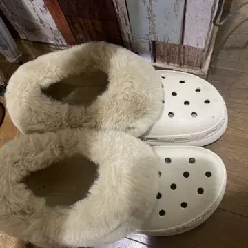 Crocs 퍼가 달린 화이트 사보 샌들