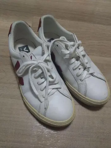 VEJA 화이트/레드 스니커즈