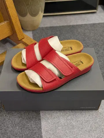 미사용 새상품 BENESU 레드 샌들 24cm