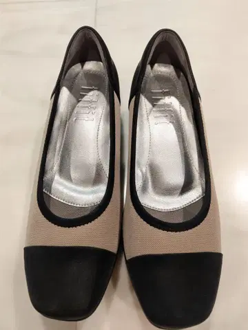발수 바이컬러 펌프스 블랙 x 베이지 23cm