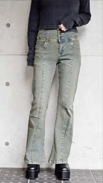 올리브 그린 부츠컷 데님