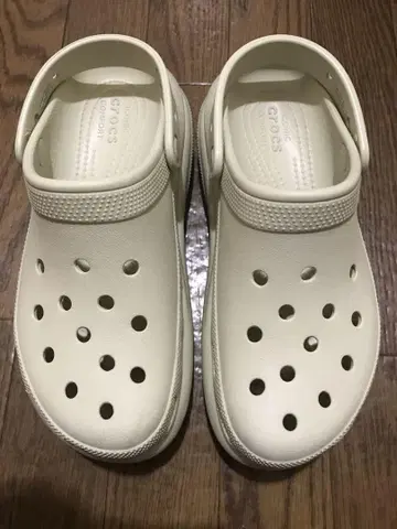 Crocs 크림색 사보 샌들 W 6 / M 8 통굽