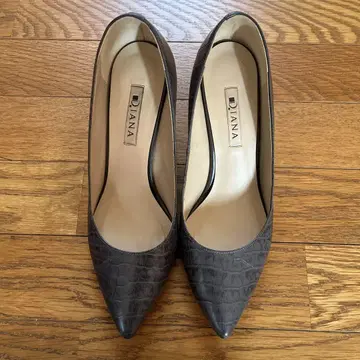 DIANA 다크 그레이 크로커다일풍 펌프스 24.5cm