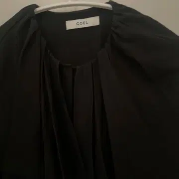 COEL 블랙 프릴 긴팔 셔츠