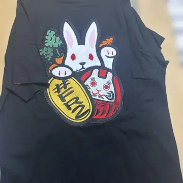 FR2 블랙 티셔츠 토끼와 달마