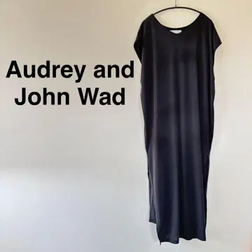 Audrey and John Wad 얇은 소재 슬리브리스 원피스