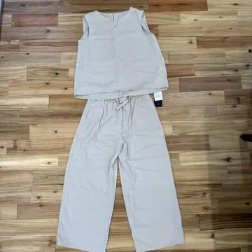 B.C STOCK 베이지 V넥 슬리브리스 셋업