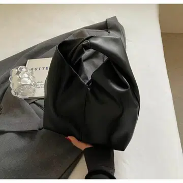 새상품 트위스트 핸들 핸드백 파우치 블랙