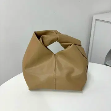 새상품 트위스트 핸들 핸드백 파우치 베이지